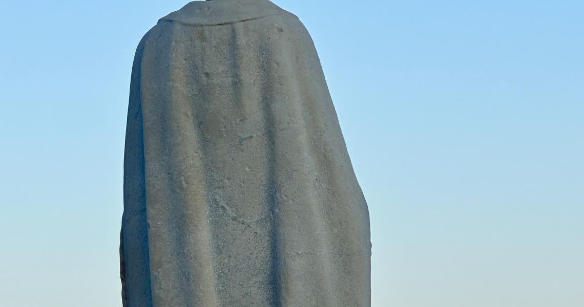 Marmorstatue von Christoph Kolumbus am Molo delle Tartarughe in Diano Marina, Italien, die sehnsüchtig auf das offene Meer blickt als Sinnbild für die Suche nach innerer Ruhe.